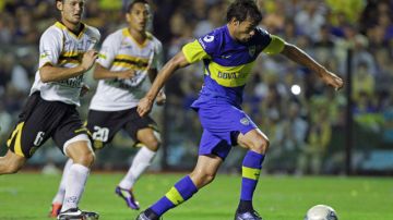 Darío Cvitanich (der.),  sin oposición de  Emir Faccioli y   Grenddy Perozo, se apresta a anotar el primer gol de Boca Jrs.  ante Olimpo.