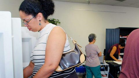 Los electores hispanos acudían poco a poco a votar en el centro del estado de Florida.