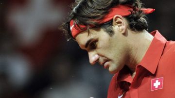 Roger Federer cierra el puño, pero no  en señal de triunfo.