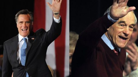 Mitt Romney (i) y Ron Paul (d).