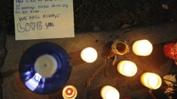 Sus fans quedaron devastados con la noticia y comenzaron a ponerle velas y mensajes de recuerdo tanto en Los Angeles como en Nueva Jersey.