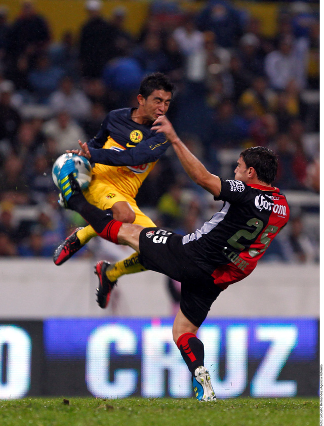 Christian Bermúdez (izq.) disputa el balón con Leandro Cufré en el encuentro de la fecha 6 disputado en el Estadio Jalisco.