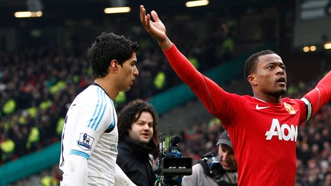 En la cara de Luis Suárez, Patrice Evra  celebra el triunfo  del Manchester United en el clásico inglés.
