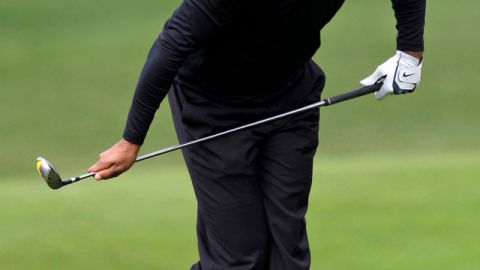Tiger Woods observa atento un disparo en el último hoyo.