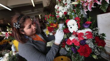 Tania Cárdenas, de 'Rosalie Flowers', arregla un bouquet de flores para San Valentín.