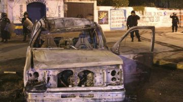 Vehículo donde tres supuestos secuestradores fueron linchados por una turba en la comunidad de San Mateo Huitzilzingo,  de Chalco.
