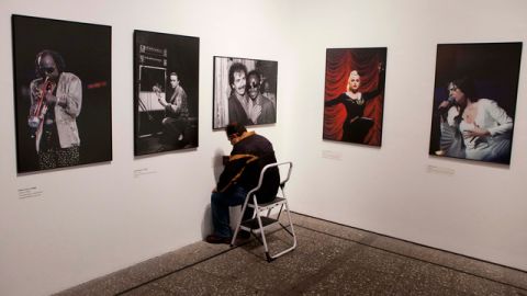 Un trabajador da los últimos toques a la exhibición 'Los destellos del sonido'.