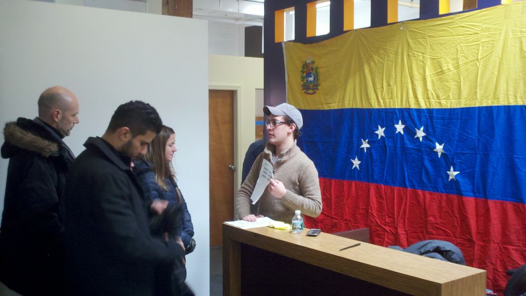Desde temprano los venezolanos llegaron al bajo Manhattan para expresarse en las urnas.