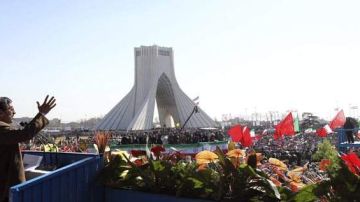 Mahmud Ahmadineyad, se dirigía ayer a la multitud que celebraba el aniversario número 33 de la salida del Sha de Irán.