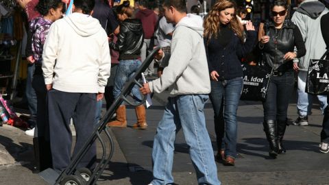 Un nuevo estudio indica que los inmigrantes latinos no son solamente una parte vital de la fuerza de trabajo de  California, sino que también, aun cuando indocumentados, pagan grandes sumas de dinero en los impuestos locales y del estado.
