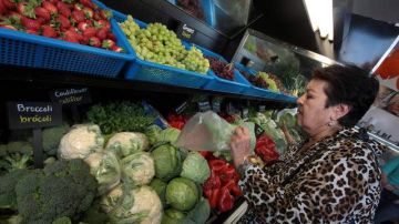 Dolores Díaz escoge los  vegetales y frutas más frescas en el remodernizado  'Ramirez Meat Market'.