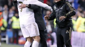 Cristiano Ronaldo  celebra su tercer gol  con su entrenador José Mourinho.