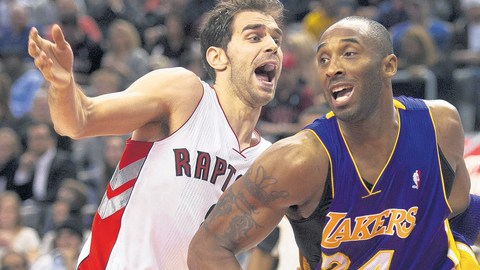José Calderón (izq.) marca a Kobe Bryant en un intento por quitarle el balón en el juego de ayer disputado en el Air Canada Centre.