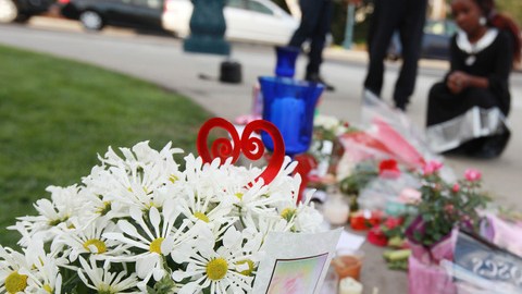 Seguidores de Whitney Houston dejan recuerdos cerca del hotel donde murió la cantante.
