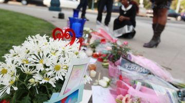Seguidores de Whitney Houston dejan recuerdos cerca del hotel donde murió la cantante.