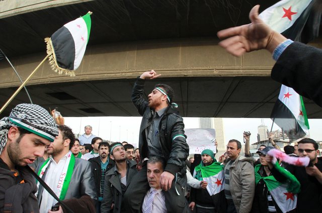 Manifestantes sirios residentes en El Cairo protestan contra el régimen del presidente sirio, Bachar al Asad.