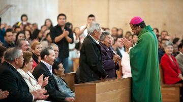 El Arzobispo Auxiliar Alexander Salazar felicita a Rogelio y Esther Cadena por su matrimonio de 72 años.