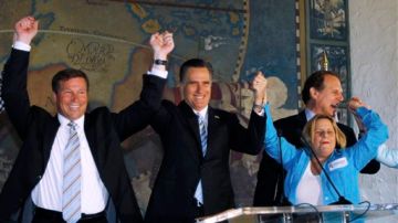 En esta foto del 25 de enero, Connie Mack aparece a la extrema izquierda, junto a Mitt Romney e Ileana Ros-Lehtinen.