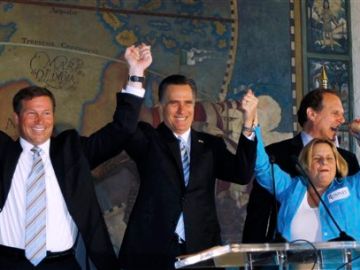 En esta foto del 25 de enero, Connie Mack aparece a la extrema izquierda, junto a Mitt Romney e Ileana Ros-Lehtinen.