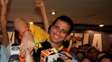 Henrique Capriles celebra con sus seguidores el triunfo en los comicios de la oposición, que lo convierte en candidato presidencial.