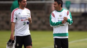 Ricardo Bocanegra (i) y Marco Fabián (d), miembros de la selección mexicana de fútbol que participará en el próximo preolímpico.