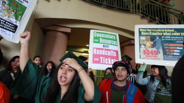 En la oficina municipal de Van Nuys, estudiantes dan su apoyo a la medida presentada por el Concejal Cárdenas.