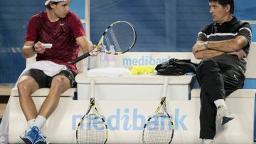 Rafael Nadal, aquí con su entrenador (y tío) Toni Nadal (der.), insistió en que los controles al dopaje son serios y  es imposible  tomar vantajas.