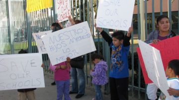 Padres y estudiantes del centro preescolar Roberti del Sur de Los  Ángeles protestan por los recortes.