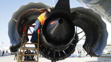 Un mecánico trabaja en uno de los motores de General Electric que operan los aviones Boeing 747-8 Freighter.