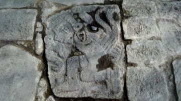 Una de las lozas con grabados halladas frente al Templo Mayor azteca. EFE