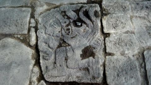 Una de las lozas con grabados halladas frente al Templo Mayor azteca. EFE