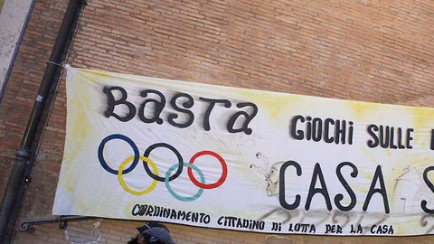 Un cartel de protesta contra la candidatura olímpica en el capitolio de Roma anuncia: 'Basta ya de juegos en nuestras vidas'.