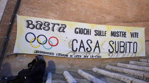 Un cartel de protesta contra la candidatura olímpica en el capitolio de Roma anuncia: 'Basta ya de juegos en nuestras vidas'.