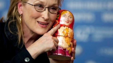 Meryl Streep ayer con una Matryoshka que le regaló un fan en el Festival de Cine de Berlín.