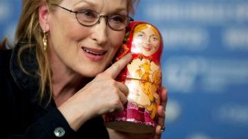 Meryl Streep ayer con una Matryoshka que le regaló un fan en el Festival de Cine de Berlín.