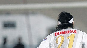 Dario Figueroa (21), del Zamora, intenta detener el avance de Juan Roman Riquelme, del Boca, ayer, en el partido de la Libertadores.