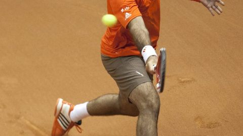 Fernando González devuelve un saque en el último set.