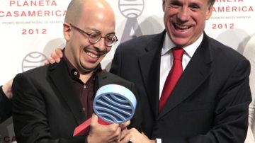Jorge Volpi (izq.), ayer, con el vp del Grupo Planeta, José Crehueras, y el Premio Iberoamericano Planeta-Casa de América.