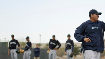 Félix Hernández sale a cubrir la primera base en las prácticas de los Marineros, ayer, en Peoria, Arizona.