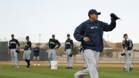Félix Hernández sale a cubrir la primera base en las prácticas de los Marineros, ayer, en Peoria, Arizona.