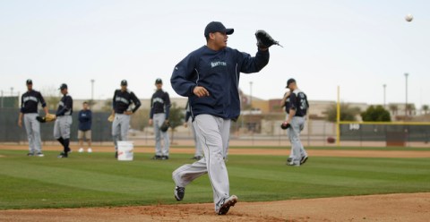 Félix Hernández sale a cubrir la primera base en las prácticas de los Marineros, ayer, en Peoria, Arizona.