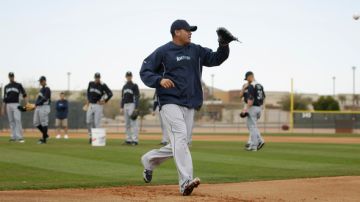 Félix Hernández sale a cubrir la primera base en las prácticas de los Marineros, ayer, en Peoria, Arizona.
