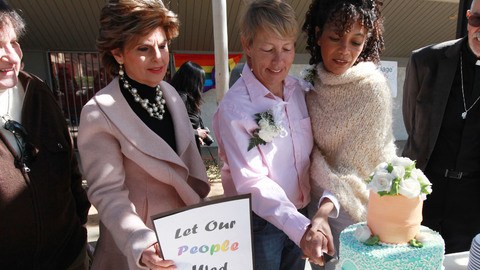 Maja Roble (segunda de la der.) y Lori Campbell celebran su compromiso con un pastel, frente al registro civil del Este de Los  Ángeles. A la izq. de ellas, la abogada Gloria Allred.