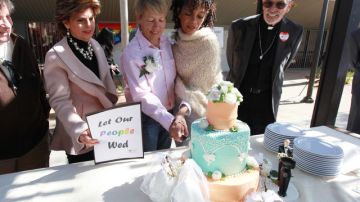 Maja Roble (segunda de la der.) y Lori Campbell celebran su compromiso con un pastel, frente al registro civil del Este de Los  Ángeles. A la izq. de ellas, la abogada Gloria Allred.