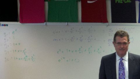 El superintendente de HISD Terry Grier felicita a alumnos de la preparatoria Westside.