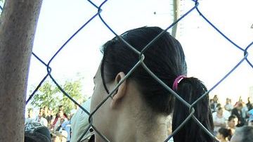 Familiares de los presos de la Granja Penal de Comayagua se reúnen afuera de las instalaciones a la espera de noticias.