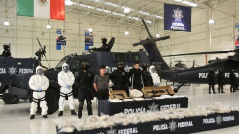 Jaime Herrera (c), considerado "uno de los principales productores y distribuidores de drogas sintéticas al servicio del cártel del Pacífico", es presentado por las autoridades mexicanas.