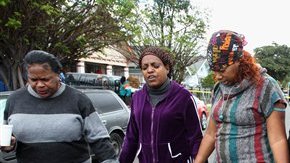 Vecinos de la familia se unieron en oración porque no entendían cómo pudo ocurrir una tragedia como esta.