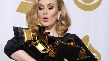 Adele posa tras convertirse en la gran triunfadora de la 54 edición de Grammy tras alzarse con seis premios.
