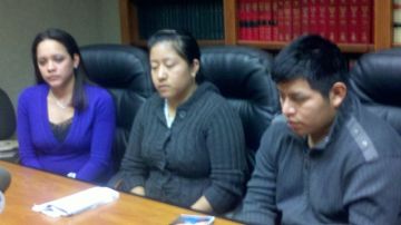 Desde la izquierda: Farah Torres, acompaña a los padres del pequeño Juan Fernando, Antonia y José Quiej.